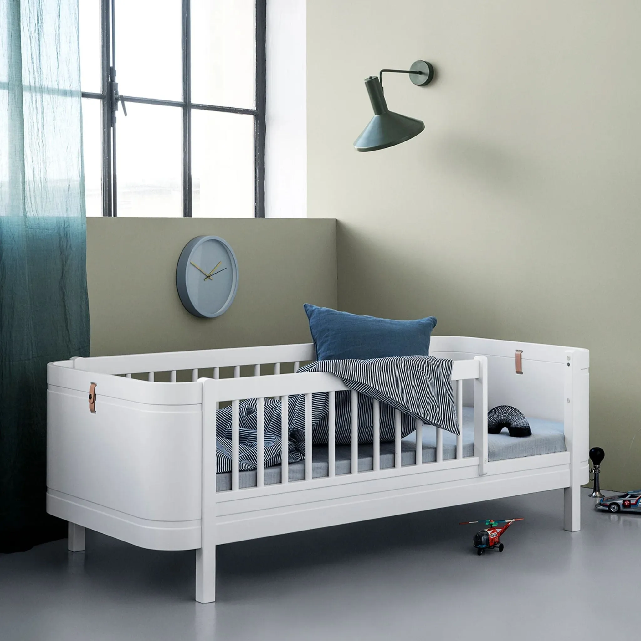 Oliver Furniture Wood Mini  Cot Bed Incl. Junior Kit - White (0-9 Years)