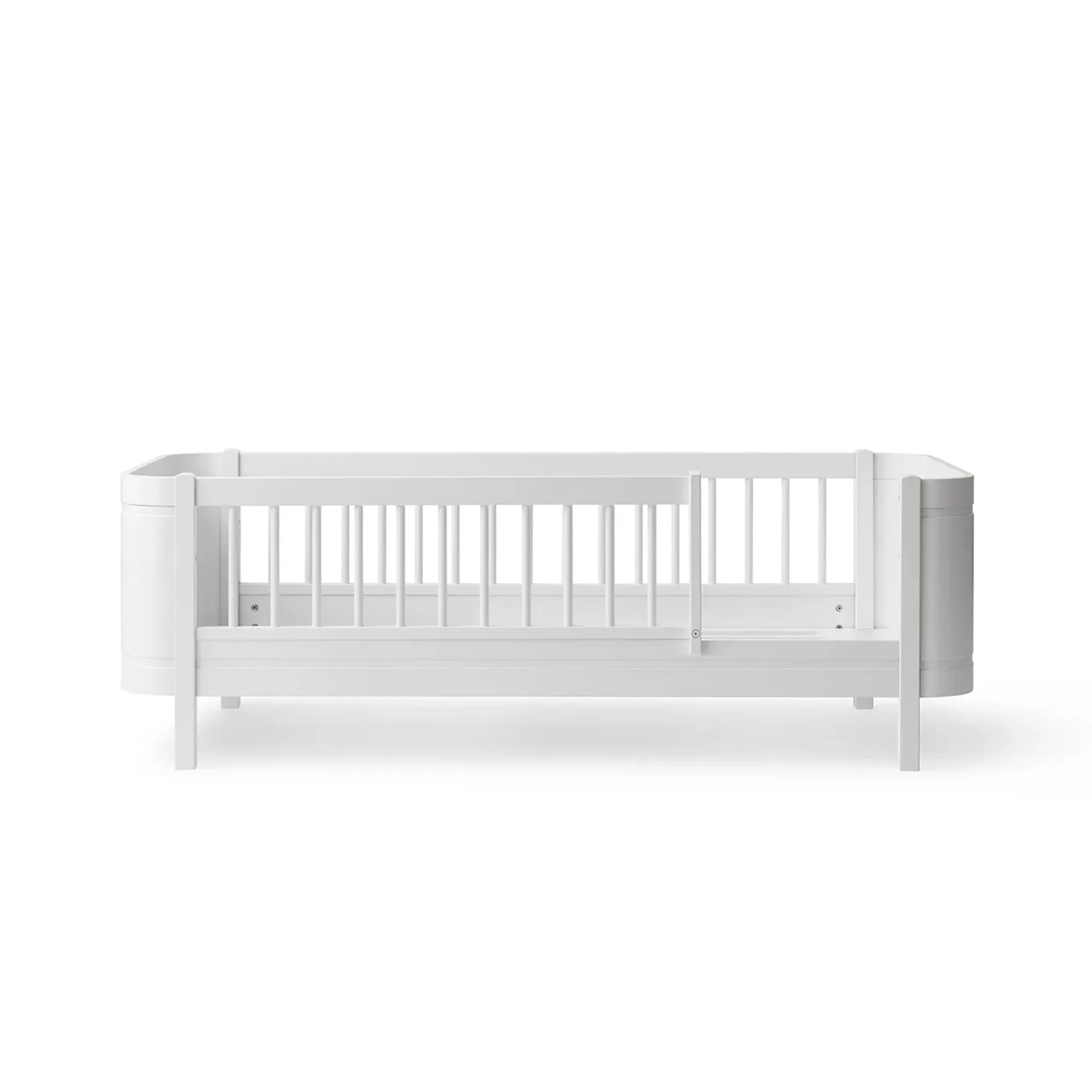 Oliver Furniture Wood Mini  Cot Bed Incl. Junior Kit - White (0-9 Years)
