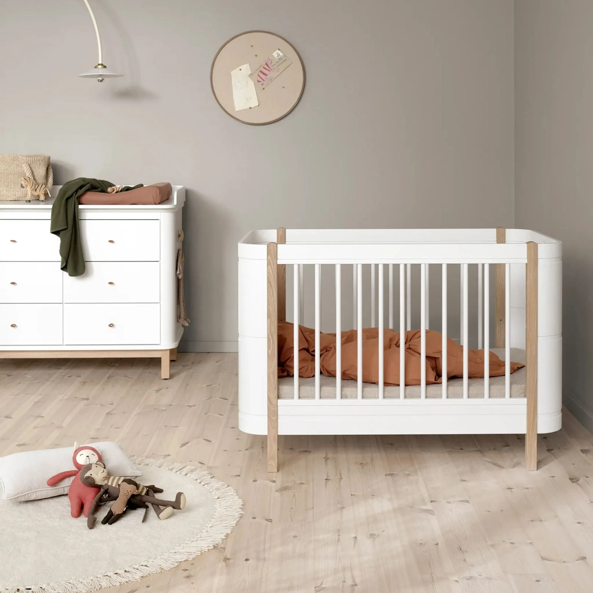 Oliver Furniture Wood Mini  Cot Bed - White/Oak